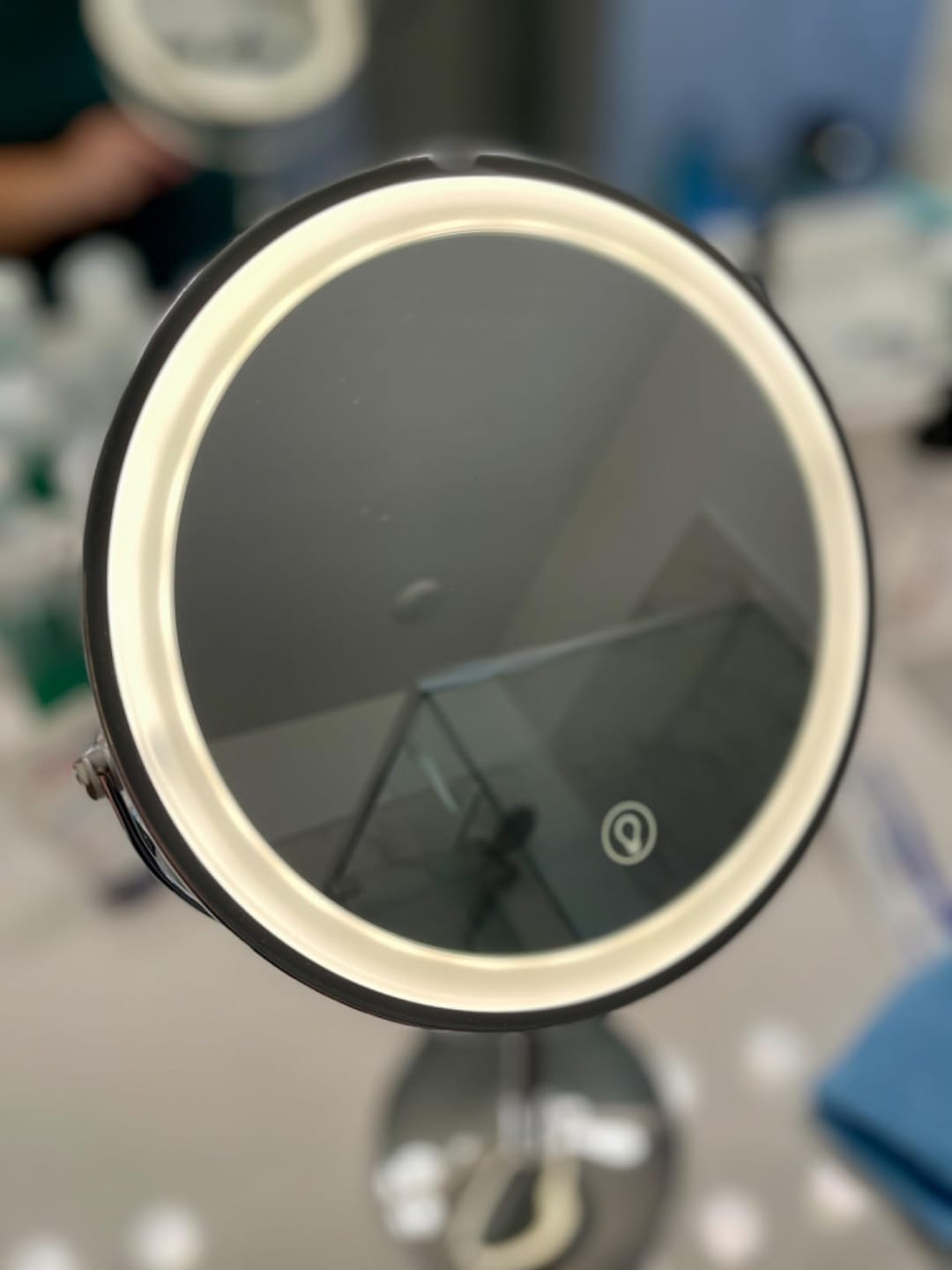 Customer photo review of LumiGlow Pro Intelligent makeupspejl med justerbart LED-lys og 10x forstørrelse