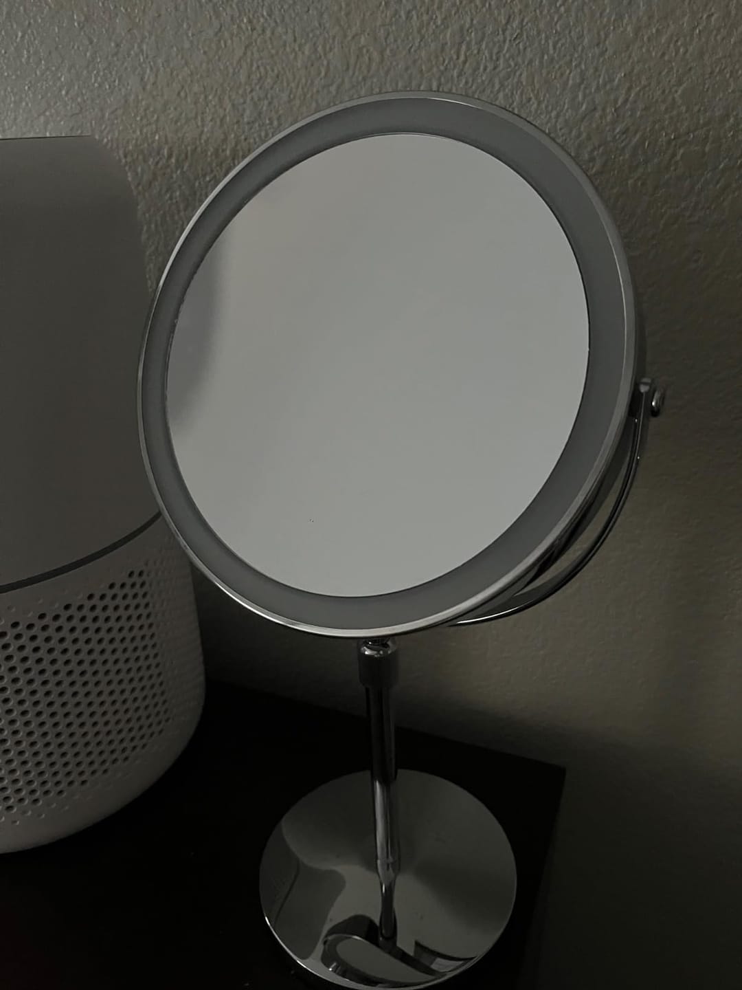 Customer photo review of LumiGlow Pro Intelligent makeupspejl med justerbart LED-lys og 10x forstørrelse