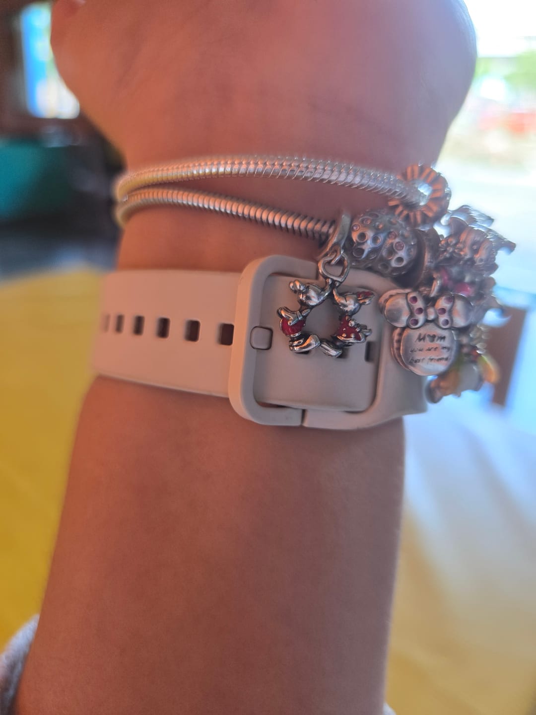 Customer photo review of Charm Pareja de Mickey & Minnie