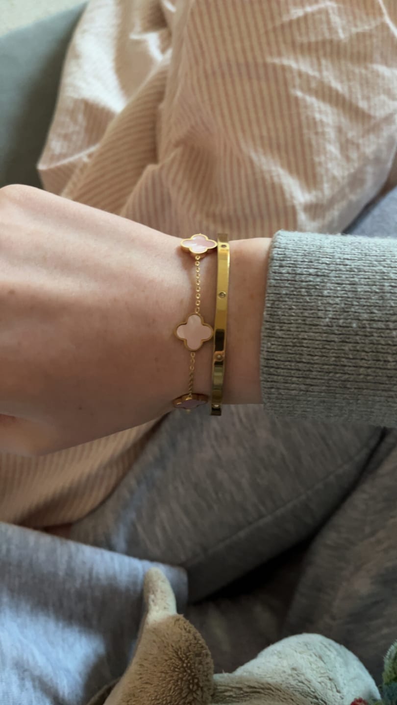 Customer photo review of Rosa Perlmutt Clover Armband | 18K vergoldet
