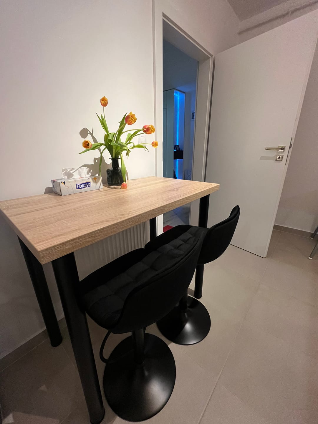 Customer photo review of Scaun bar H95, negru, stofa catifelata/otel, 43x44x84/106 cm