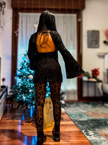 Customer photo review of Tuta corta con paillettes e schiena scoperta - nera
