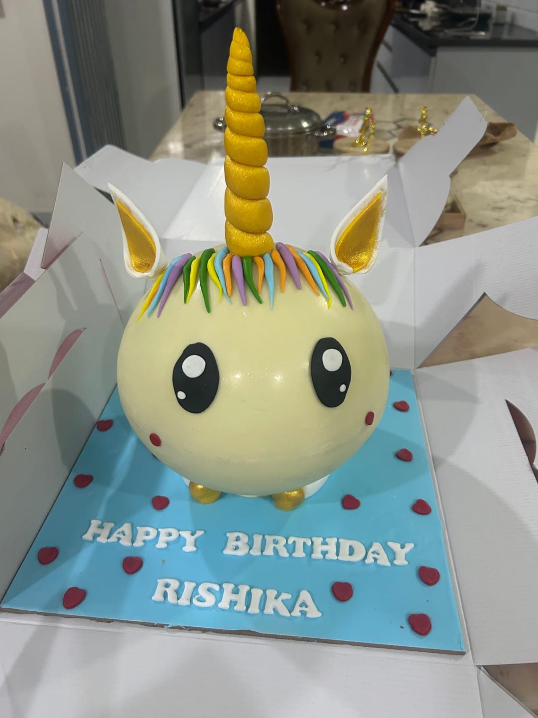 Customer photo review of Unicorn Round Pinata Cake