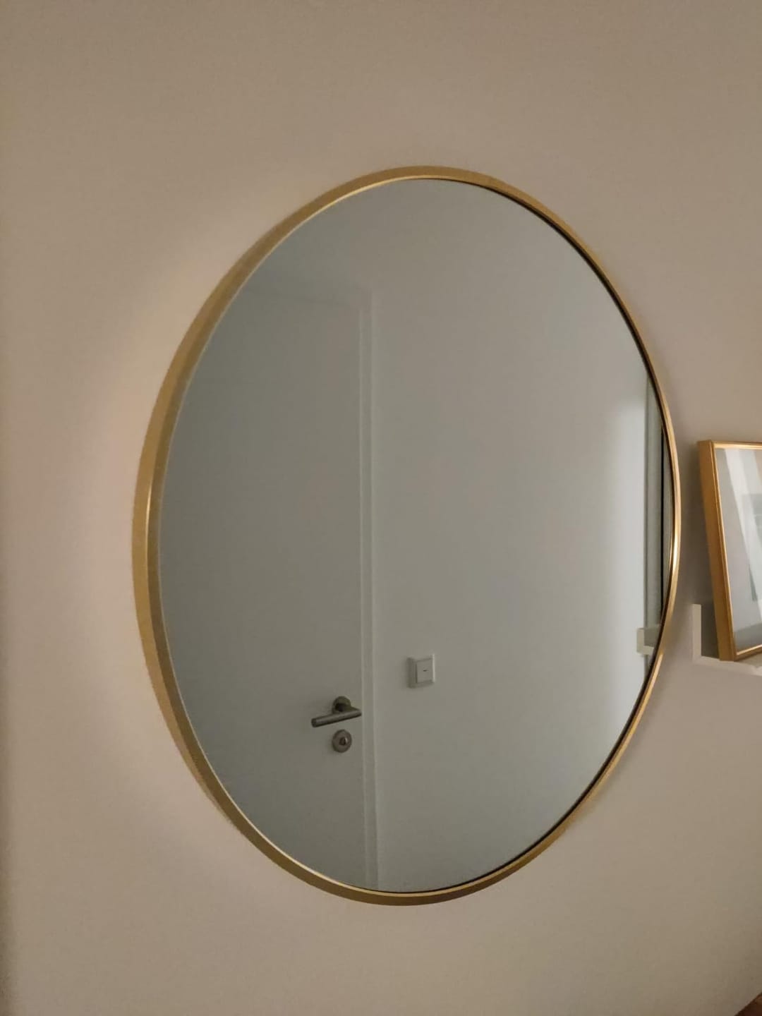 Customer photo review of Runder Spiegel mit Metallrahmen - Elegantes Design für Bad und moderne Wohnräume