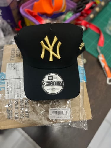 Customer photo review of 9FORTY A-Frame Trucker New York Yankees Gold Black Snapback