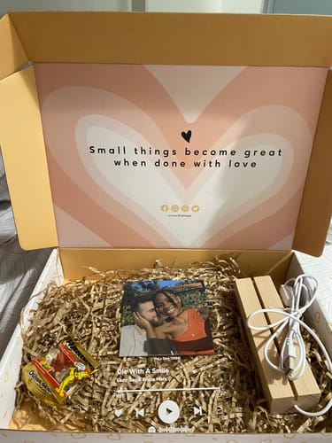 Customer photo review of Lâmpada Spotify Personalizável (Foto & Música)