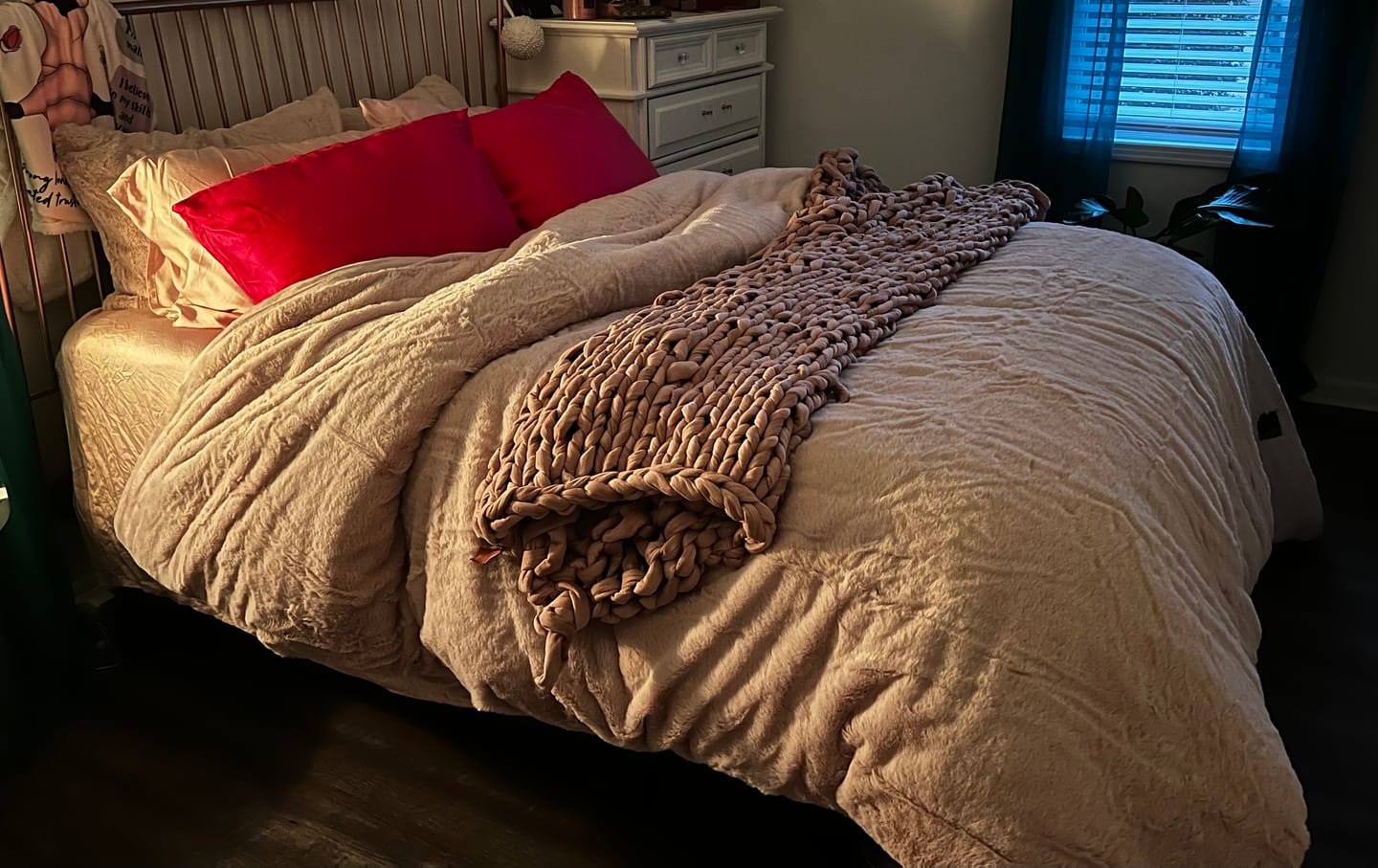 Customer photo review of CYRA Long Velvet Bedding Set