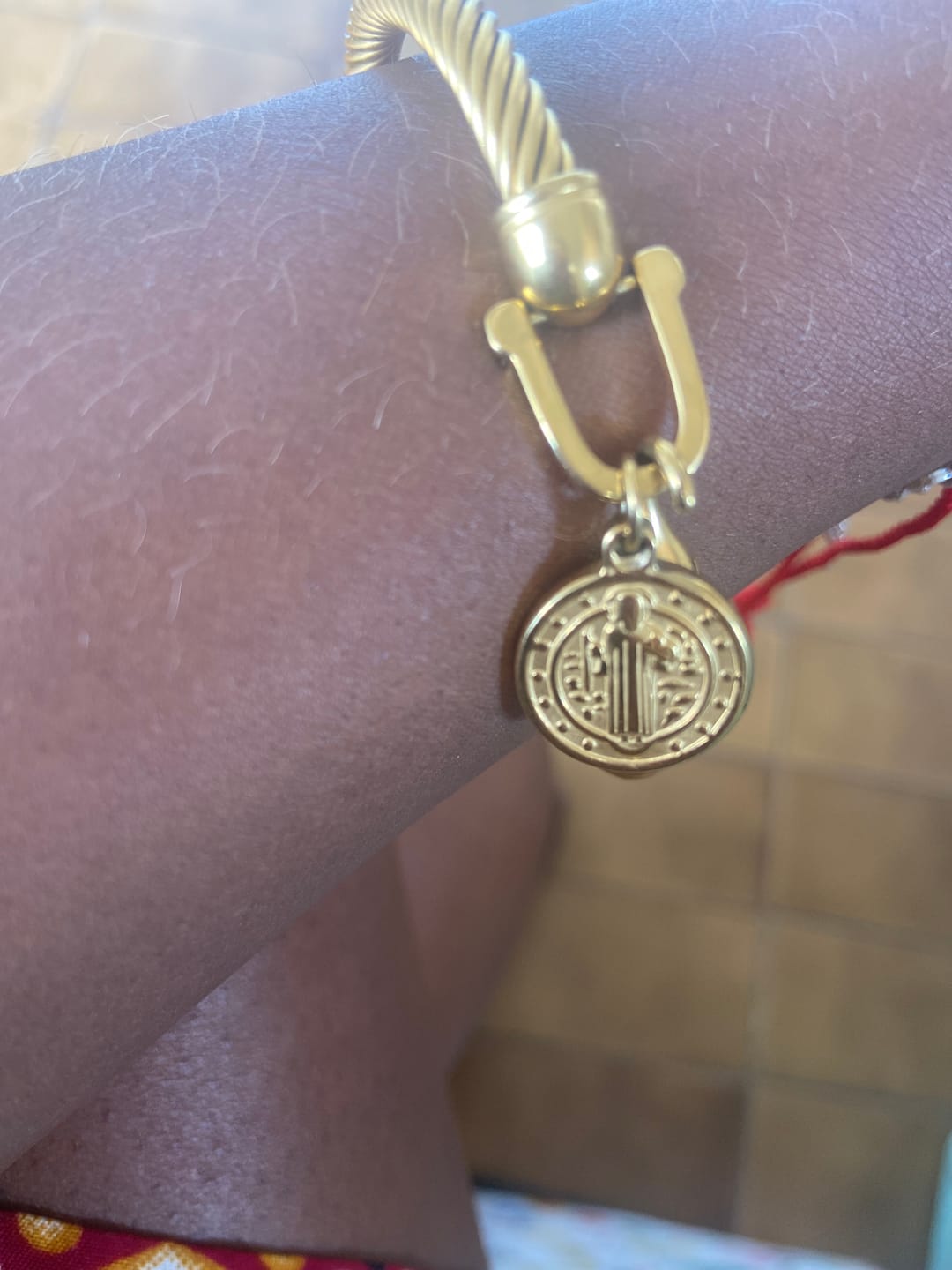 Customer photo review of Bracelete Pingente São Bento Banhado em Ouro 18K