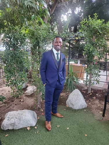 Customer photo review of Men's 3-Piece Classic Groom Dresses Navy Blue Groomsmen Suit