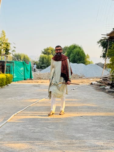 Customer photo review of Pashtush Mens Faux Pashmina Stole, Jamawar Design, Black