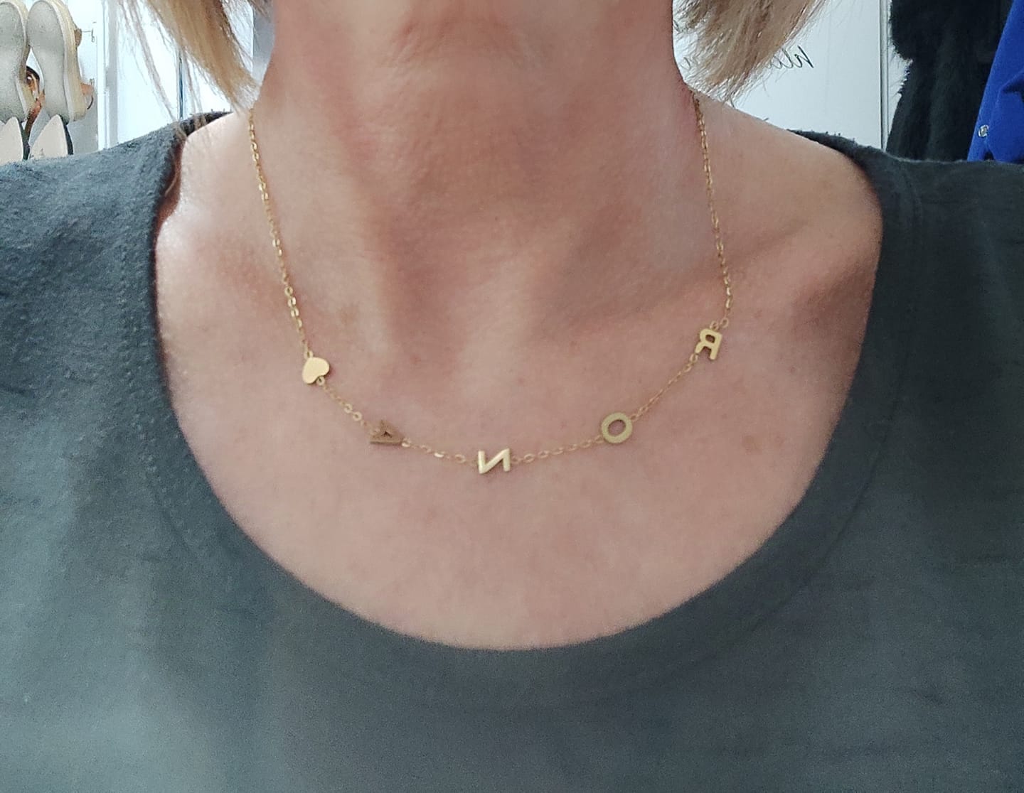 Customer photo review of Personalizovaný náhrdelník s ležatým iniciálem
