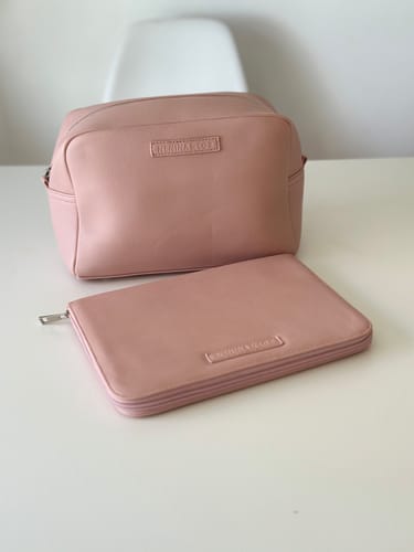 Customer photo review of Pack Nacimiento Portadocumentos + Neceser Bebé Eco piel MIREM By Nenina & Co Rosa Palido