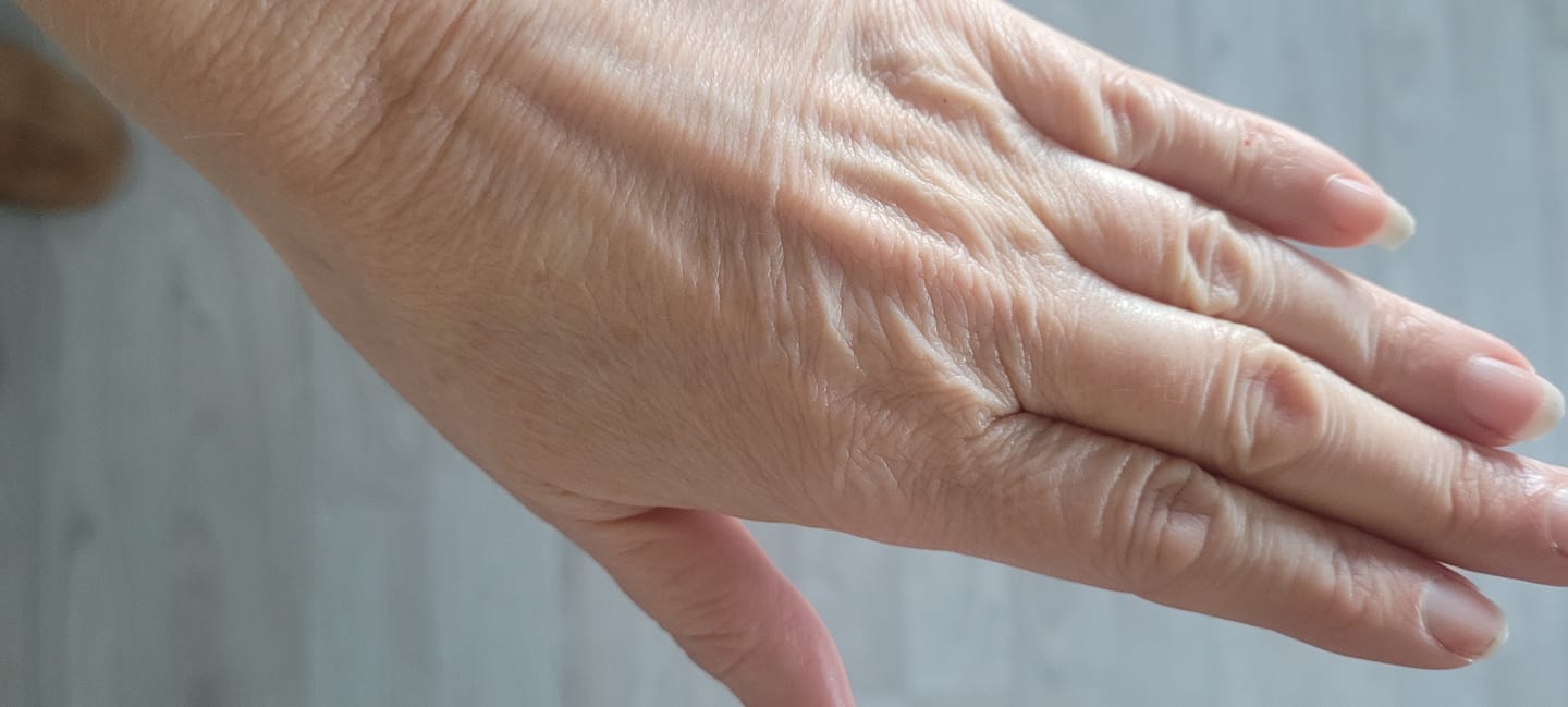 Reseña fotográfica de un cliente sobre Manos suaves - con rosa y raíz de rosa
