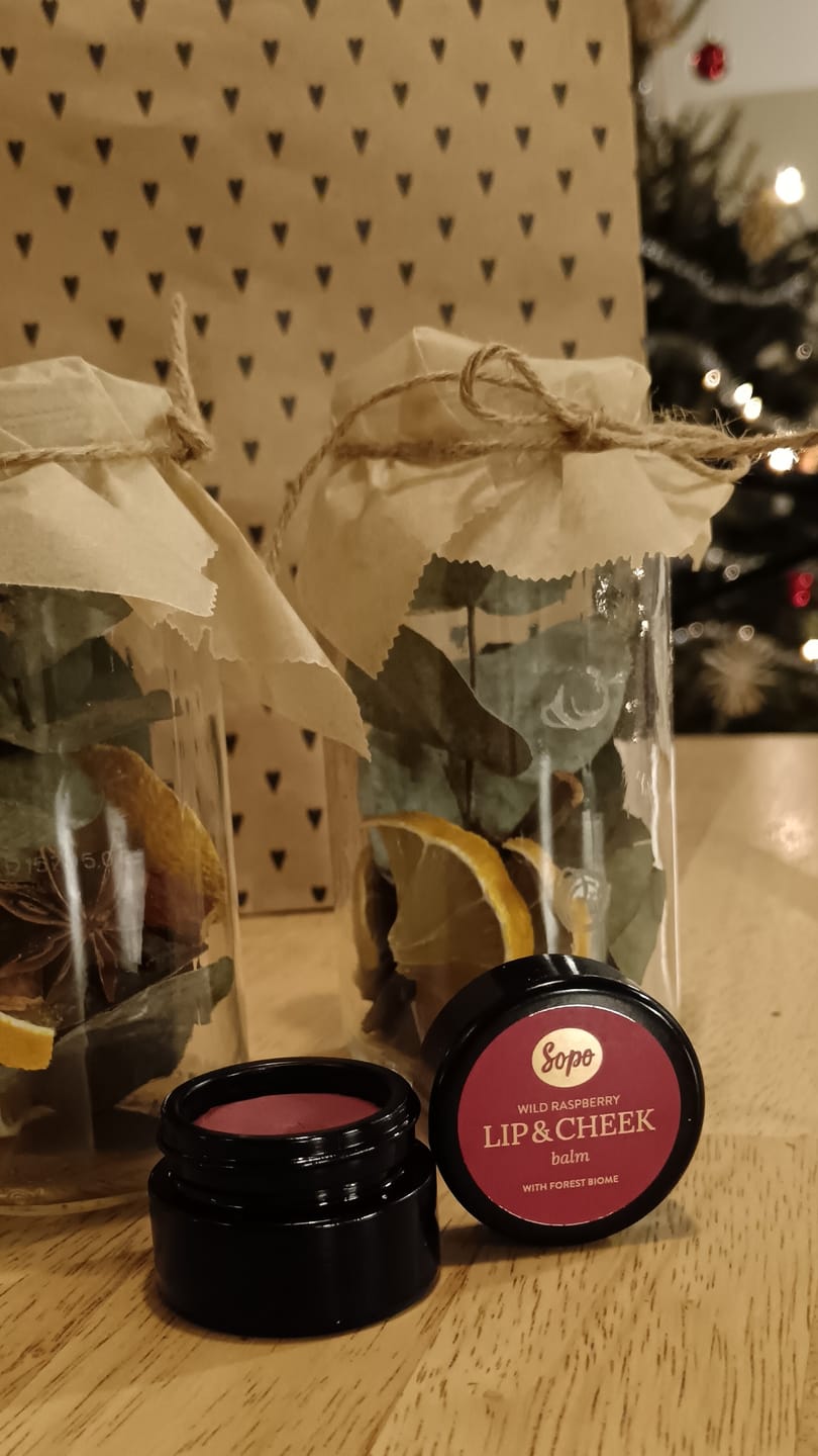 Customer photo review of Huulivoide ja Poskipuna Metsäbiomilla - 3 värivaihtoehtoa