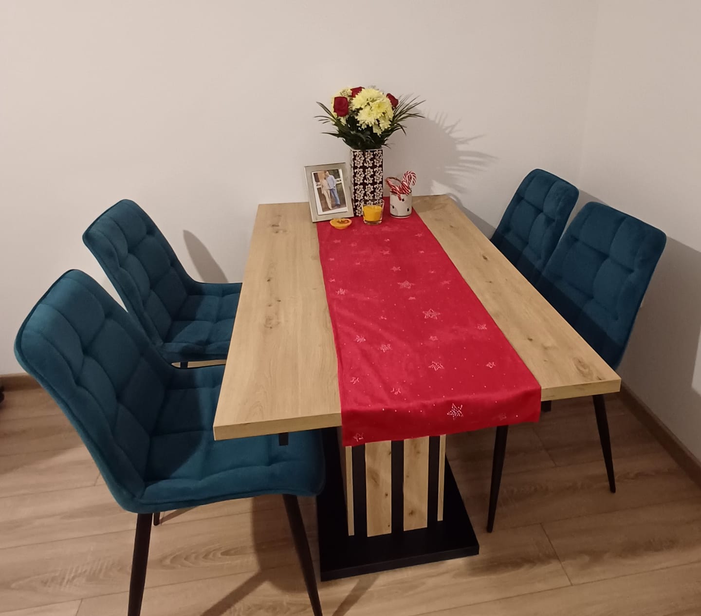 Customer photo review of Masa extensibila LAMELLO, stejar/negru, PAL laminat, 130/180x80x76 cm