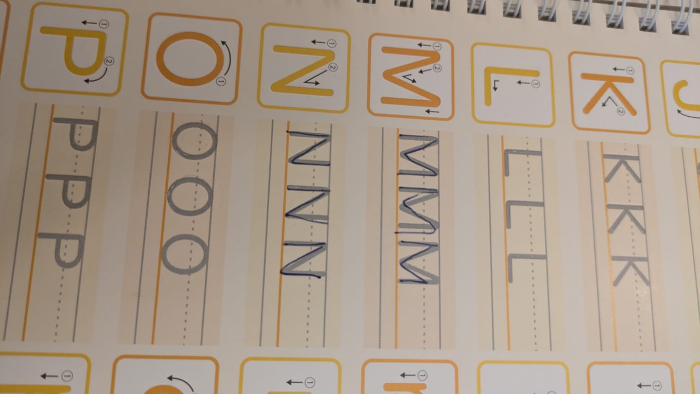 Customer photo review of 文字が消える!?まほうのドリル （アルファベット・ローマ字 / 小学英語 ３年生）