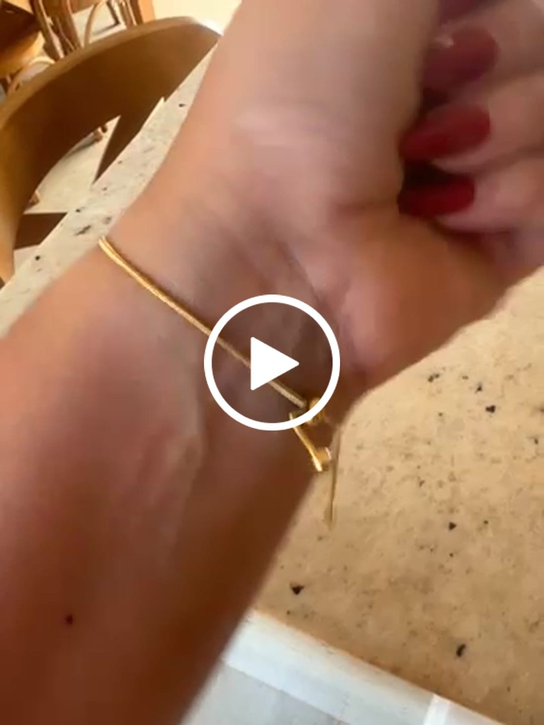 Customer video review of Pulseira Ajustável Fina Banhada em Ouro 18K