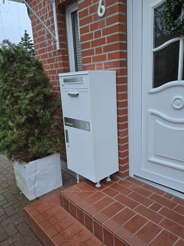 Customer photo review of AlbersDesign Stand-Paketbox PB1 Weiß (RAL9003) personalisiert mit Edelstahl-Schild