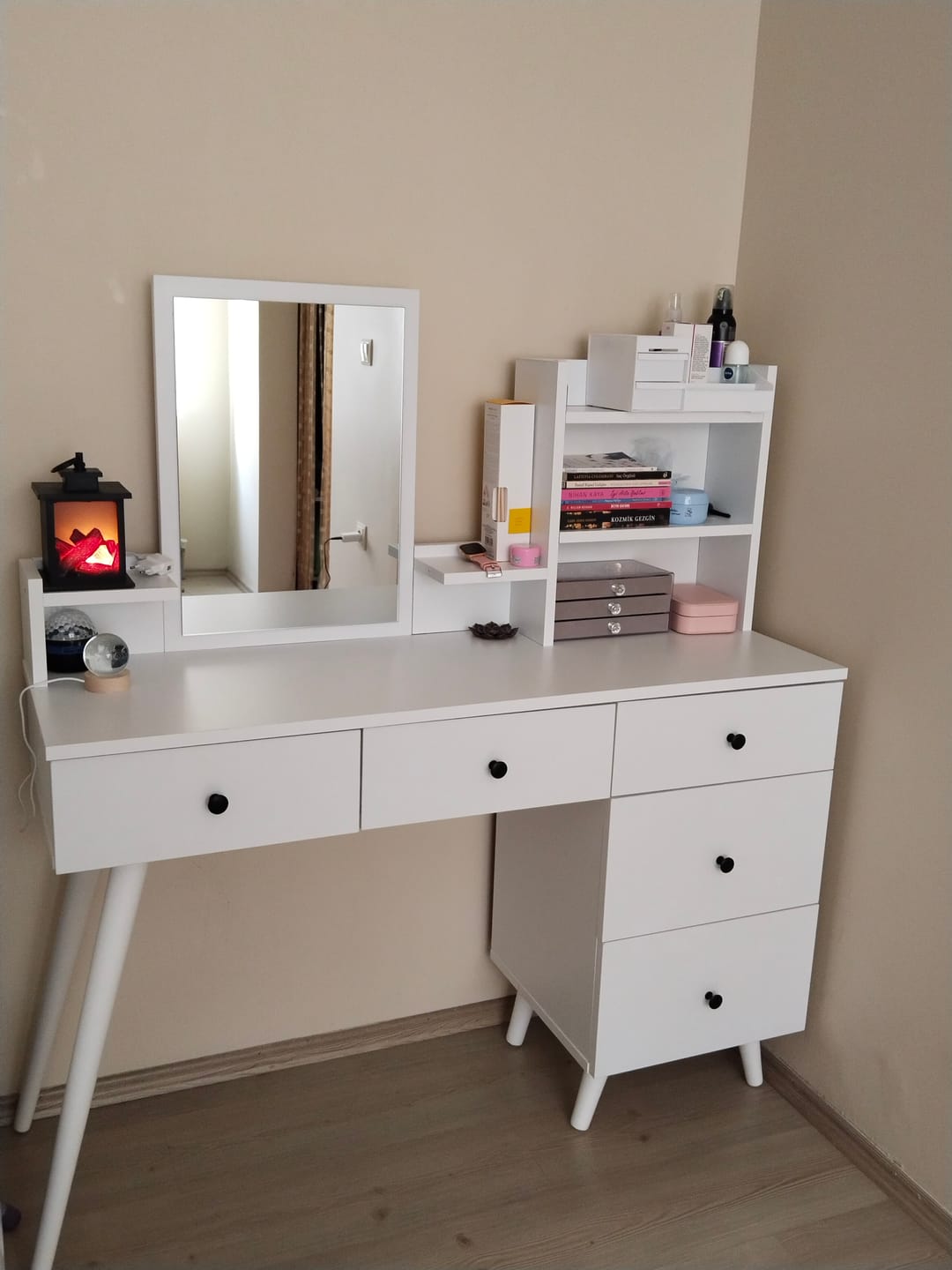 Customer photo review of Rani BJ101 Makyaj Tuvalet Masası 5 Çekmeceli Raflı Aynalı Takı Düzenleyici Puf Takım Beyaz
