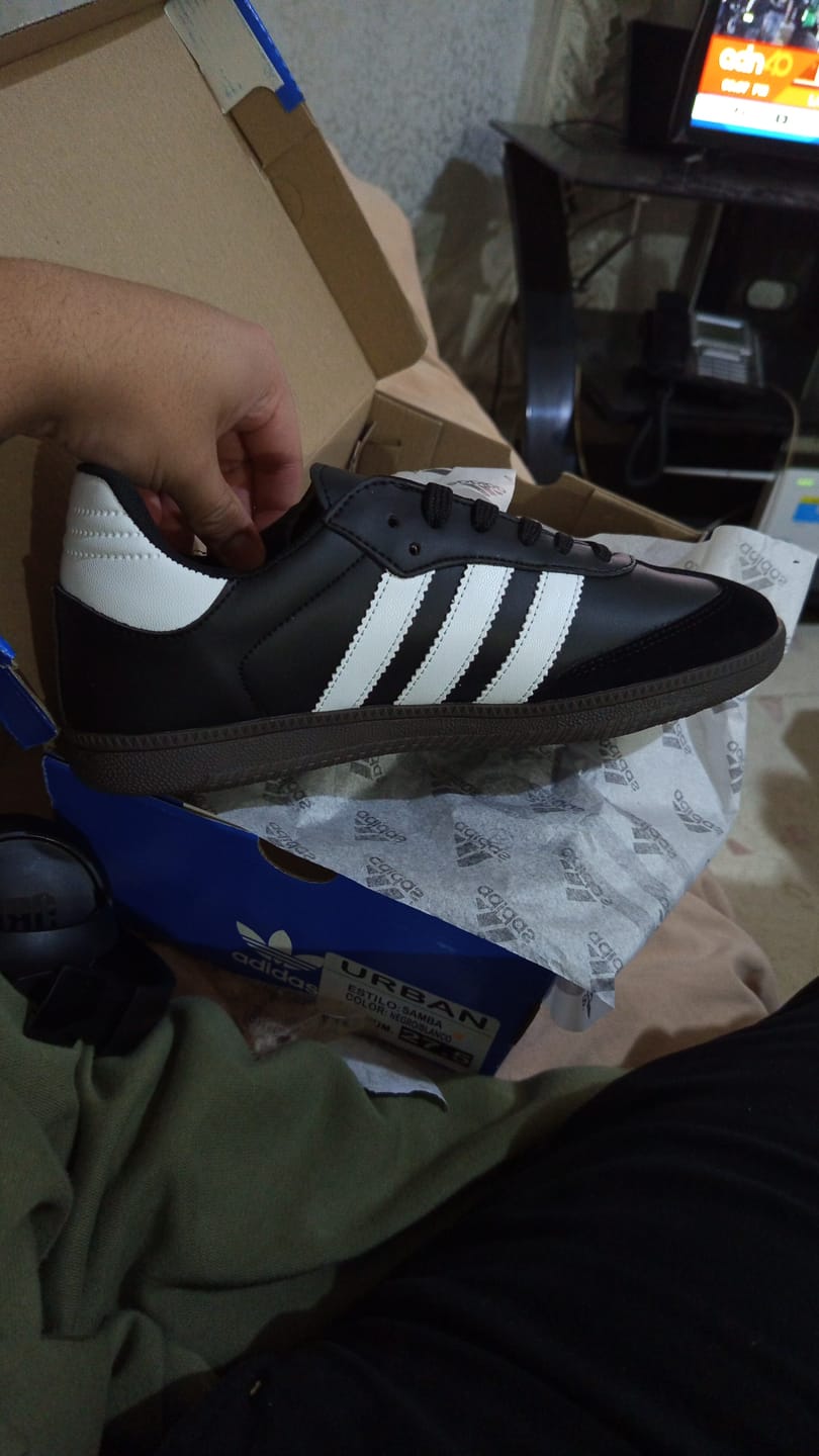 Customer photo review of Tenis Samba Negro Blanco