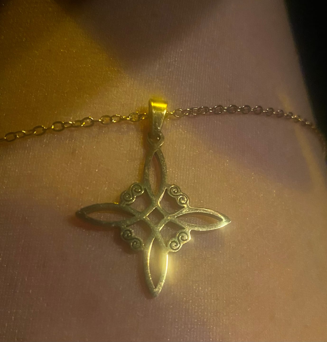 Customer photo review of Collier "Bouclier Mystique" - Noeud de Sorcière