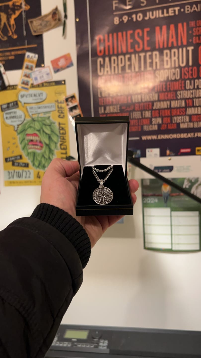 Customer photo review of Pendentif boussole (argent)