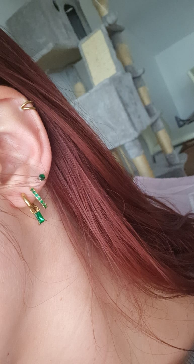 Customer photo review of Calm Crystal Baguette Huggie Ohrringe 14K