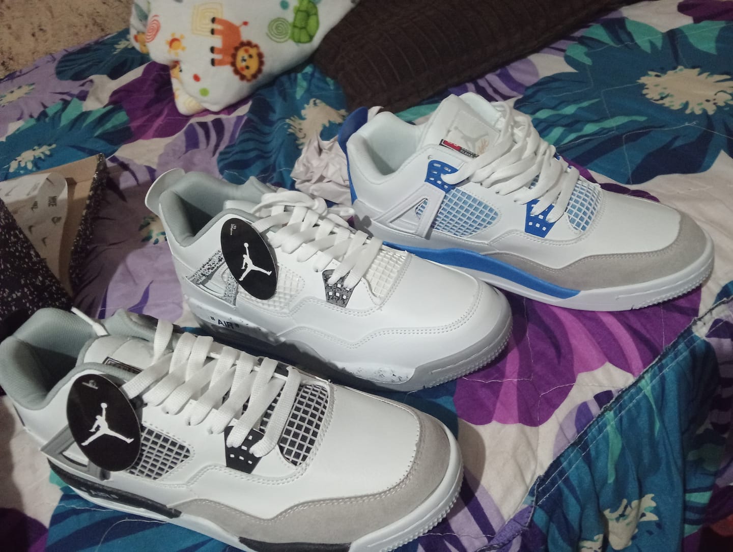 Customer photo review of Tenis Retro 4 Blanco Azul