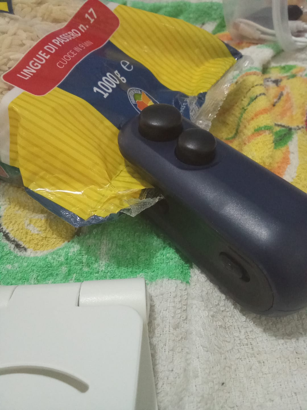 Customer photo review of (2 PEZZI) Mini Sigillatori Termici Portatile 2 in 1 (Sigilla e Taglia) Ricaricabile USB, Uso Domestico, Sigillatore Per Ogni Tipo Di Busta