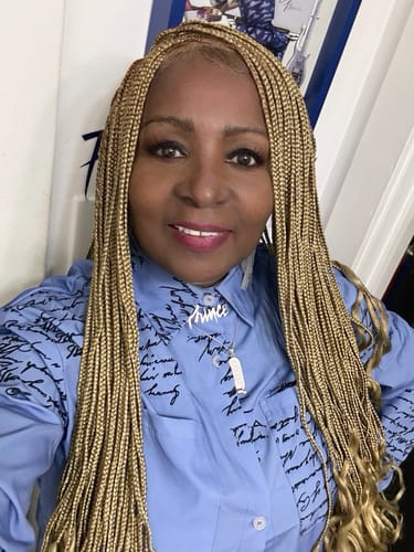 Customer photo review of Knotless Braid Wig, 13x4 Lace Frontal, Glueless, Ombre Color (Jalissa)