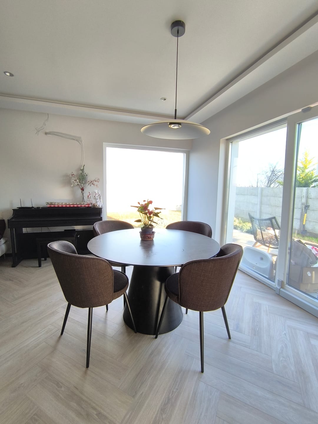 Customer photo review of Masa ANGEL, gri inchis/negru, 120x120x76 cm
