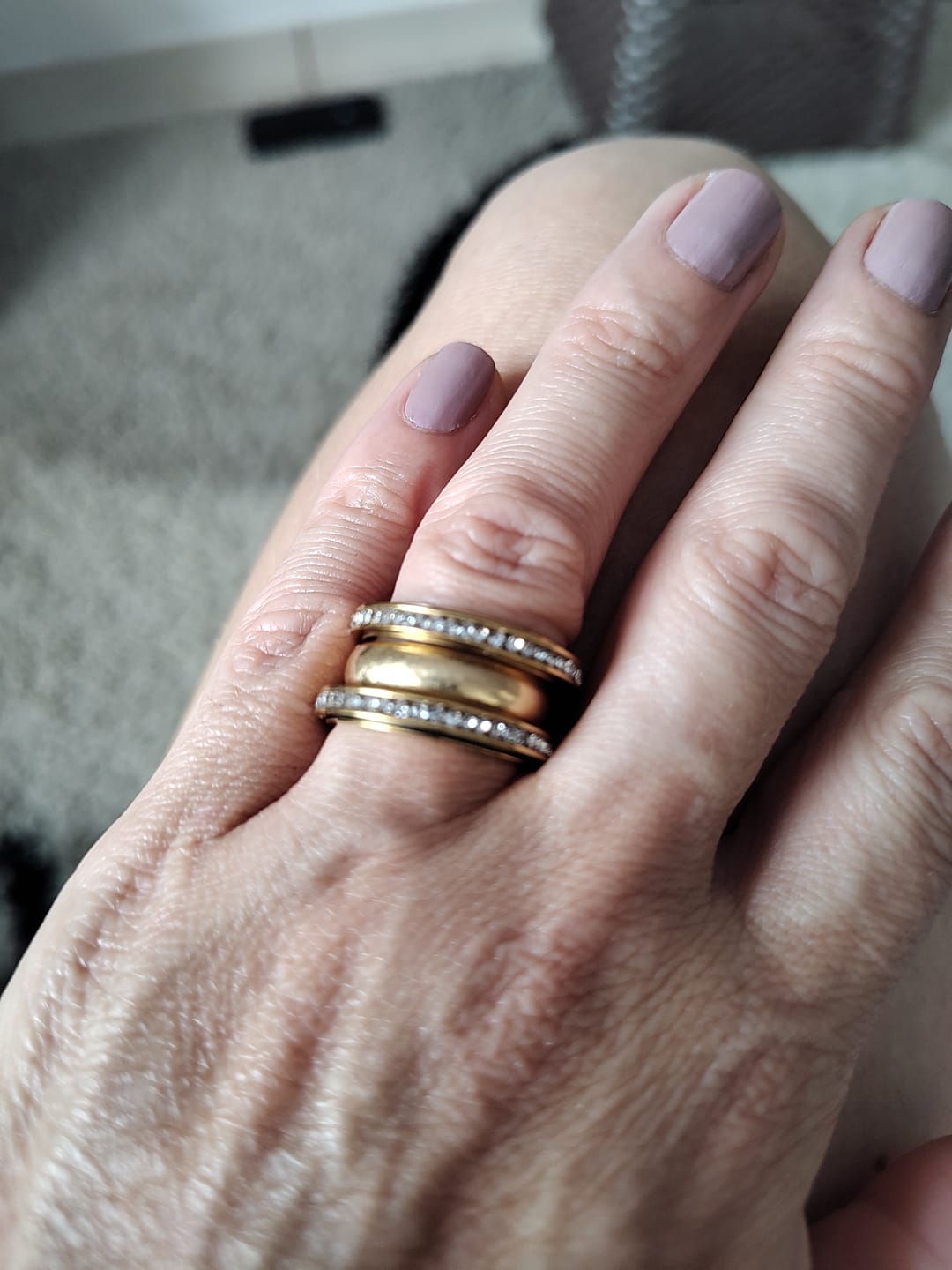Customer photo review of Anel Brilhante Rotativo Banhado em Ouro 18k
