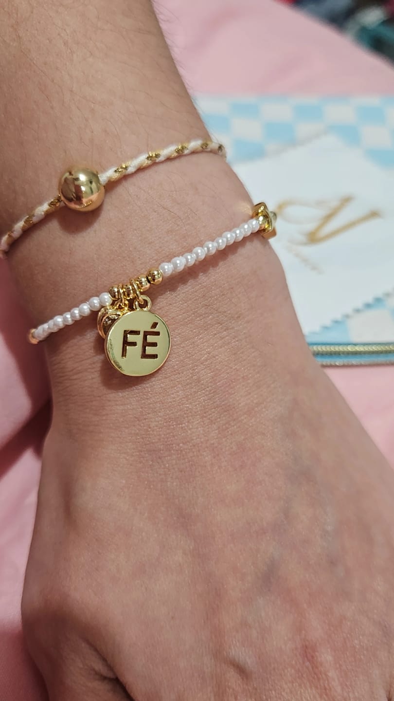 Customer photo review of Fé Pearls Bracelets