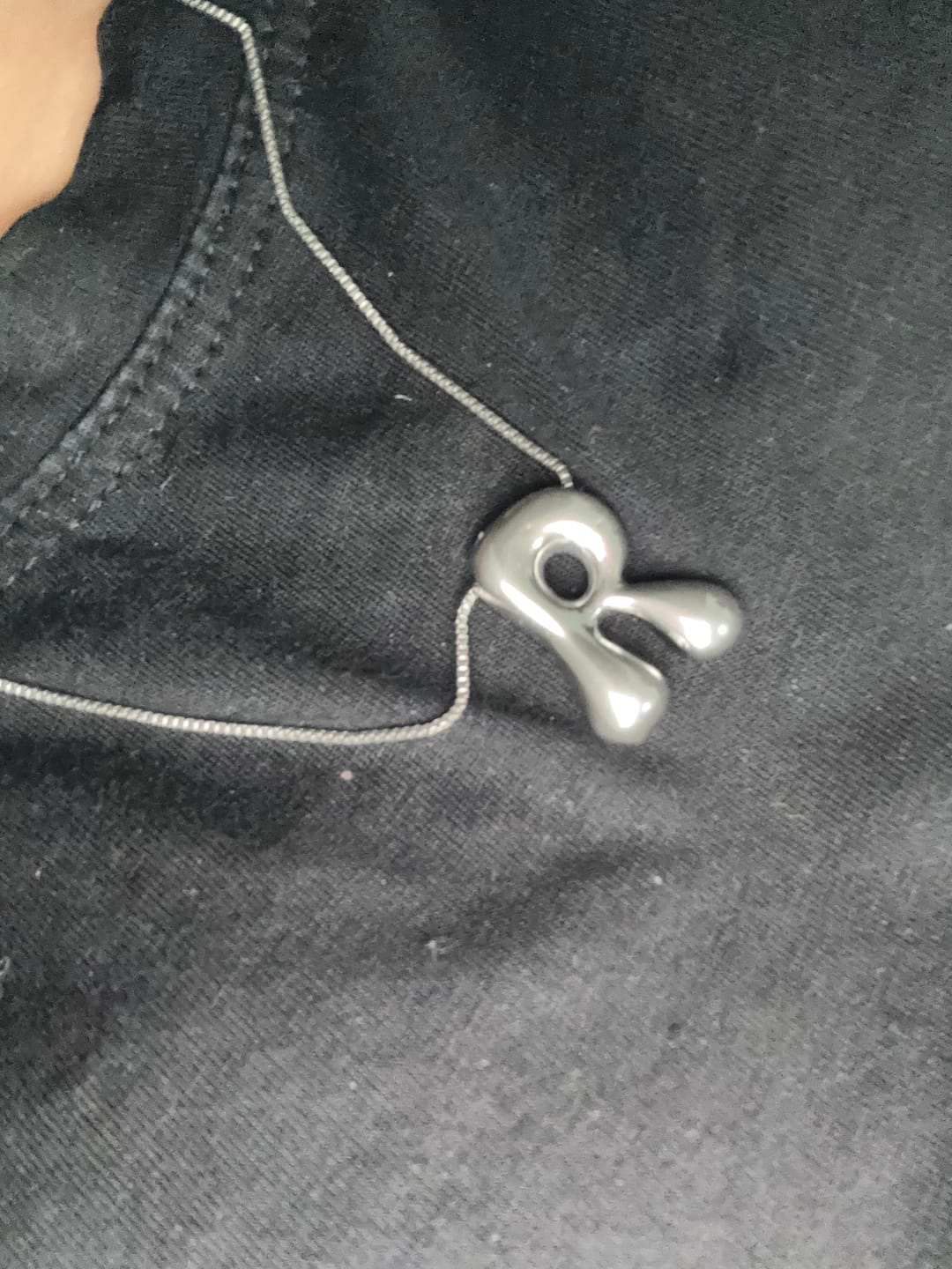 Customer photo review of Collar Inicial Bubble Plateado