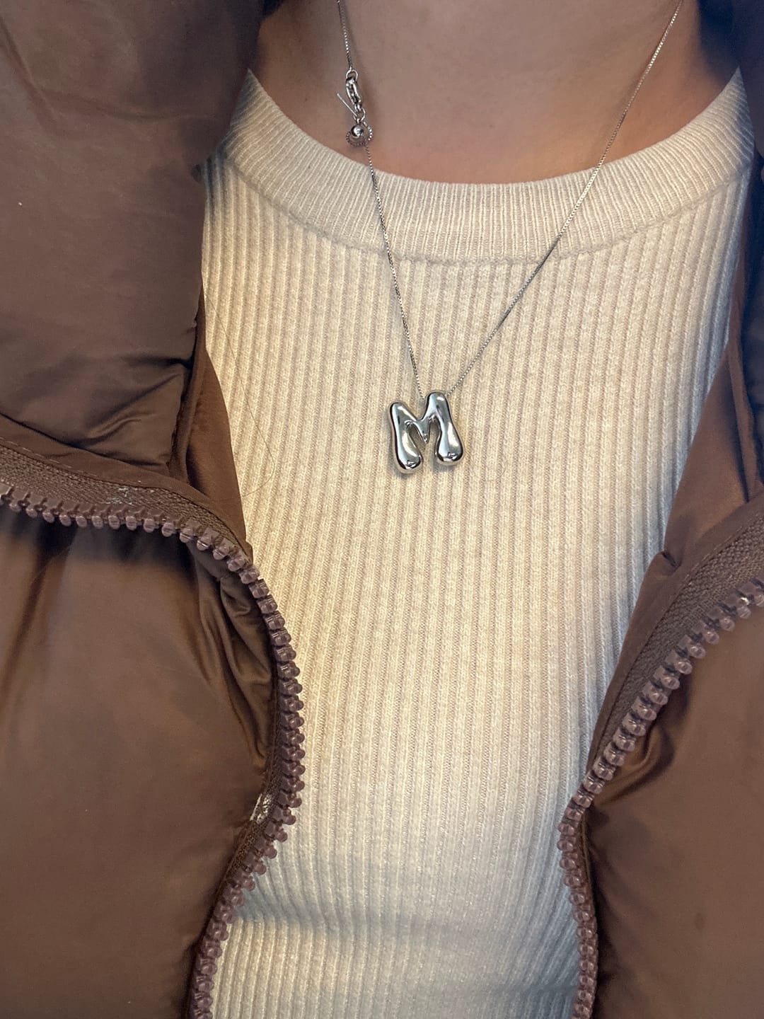 Customer photo review of Collar Inicial Bubble Plateado