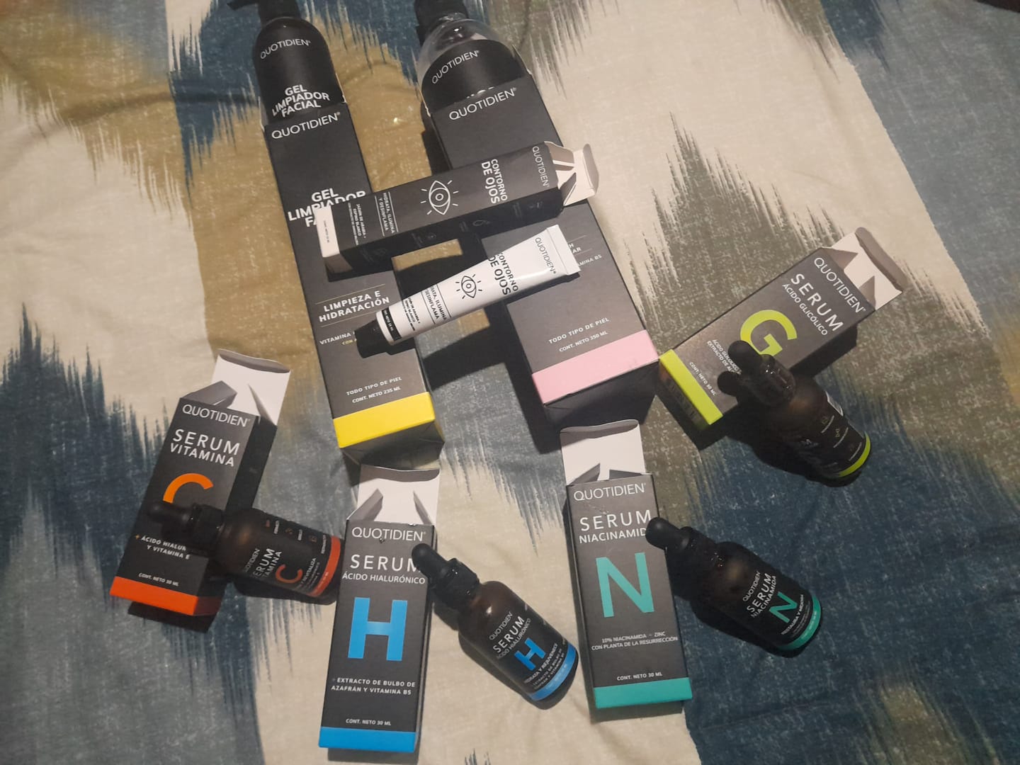 Customer photo review of NUEVO: Kit Piel Deslumbrante (47% OFF) - Limpiador + Tónico + Serum Vitamina C + Serum Niacinamida + Serum Ácido Glicólico + Serum Ácido Hialurónico + Contorno de Ojos