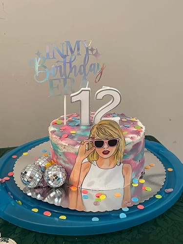 Customer photo review of Pre-Cut Taylor Swift - Edible Icing Image