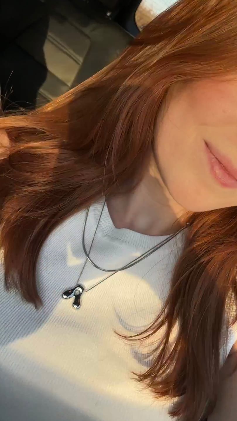 Customer photo review of Collar Inicial Bubble Plateado