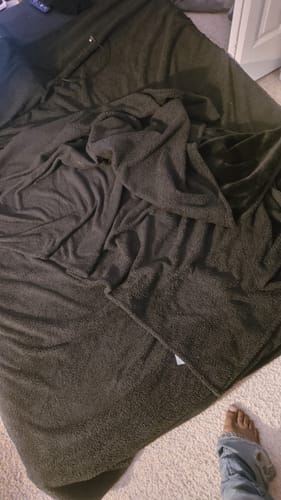 Coperta appoggiata su letto matrimoniale