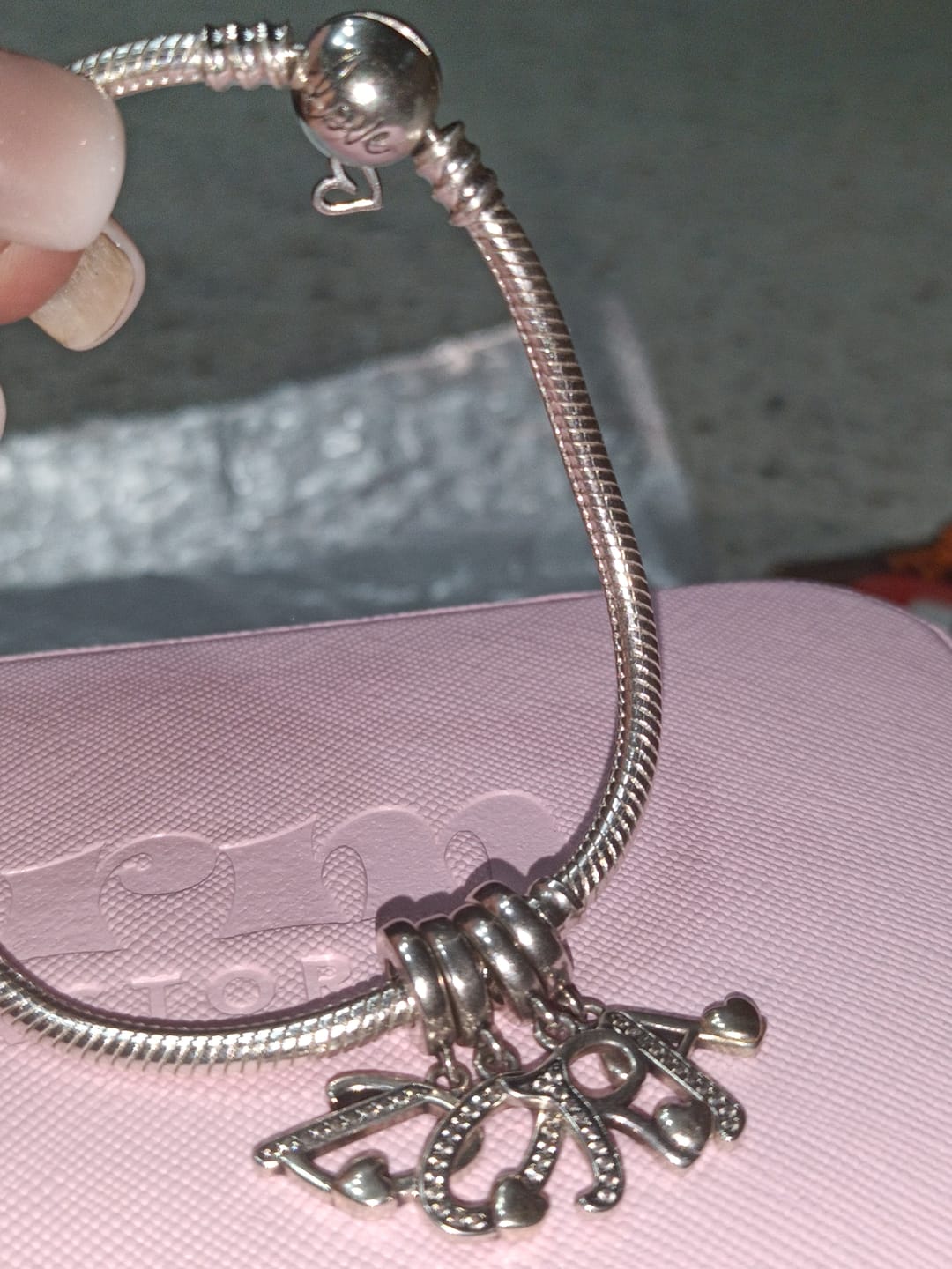 Customer photo review of Pulsera Esfera de Amor y Corazon