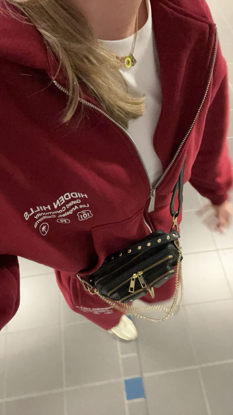 Kundenbewertung mit Foto zu den LABEL-Jogginghosen in Burgunderrot