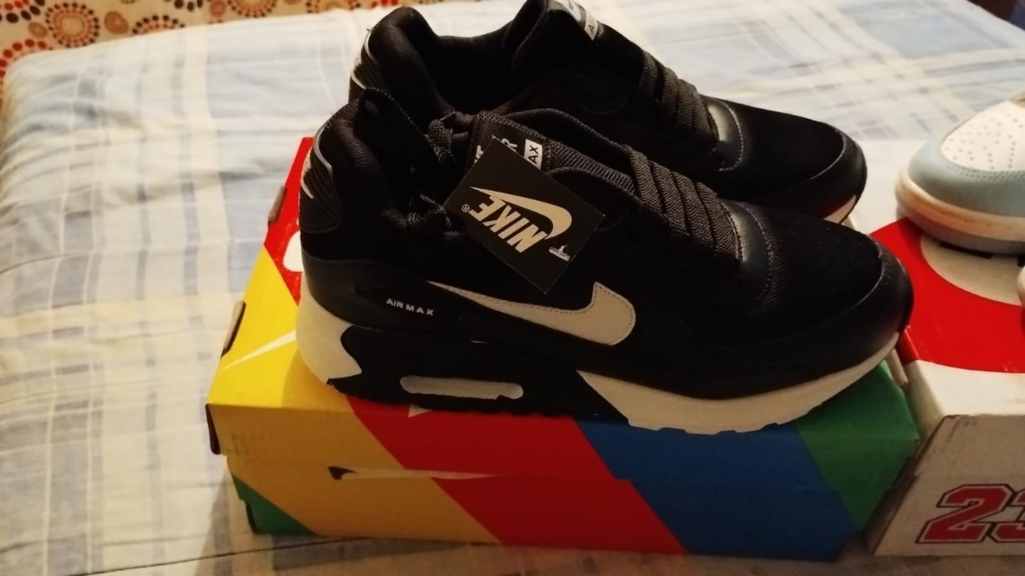Customer photo review of Tenis Max 90 Negro Blanco