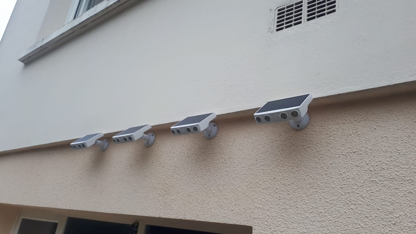 Customer photo review of Lampe murale solaire Puissante à détecteur de mouvements