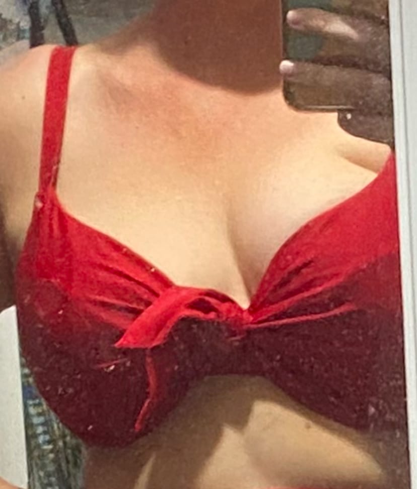 Customer photo review of EMELIE BIKINI TOP - ROUGE