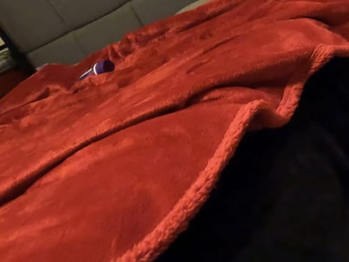 Coppia che abbraccia la coperta