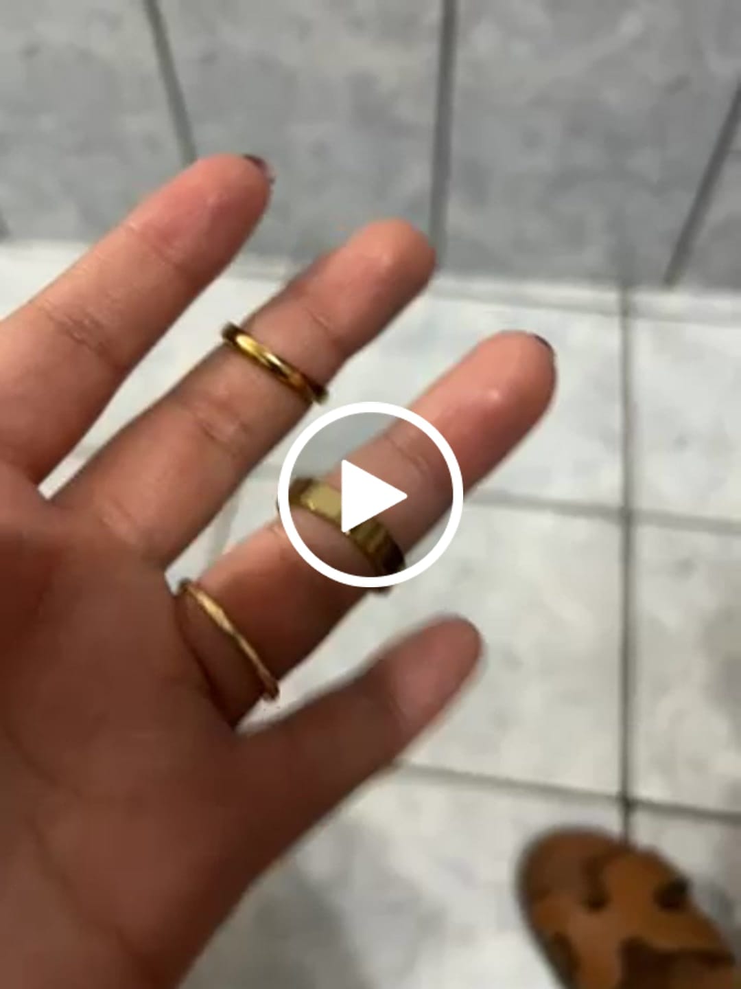 Customer video review of Aliança Quadrada Anatômica Banhado em Ouro 18K