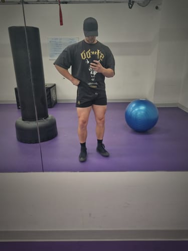 Customer photo review of Wolves - Pump cover - Oversized Gym T-shirt  - Acid Wash / Gold