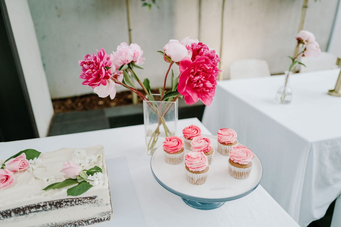 Customer photo review of floral sheet cake