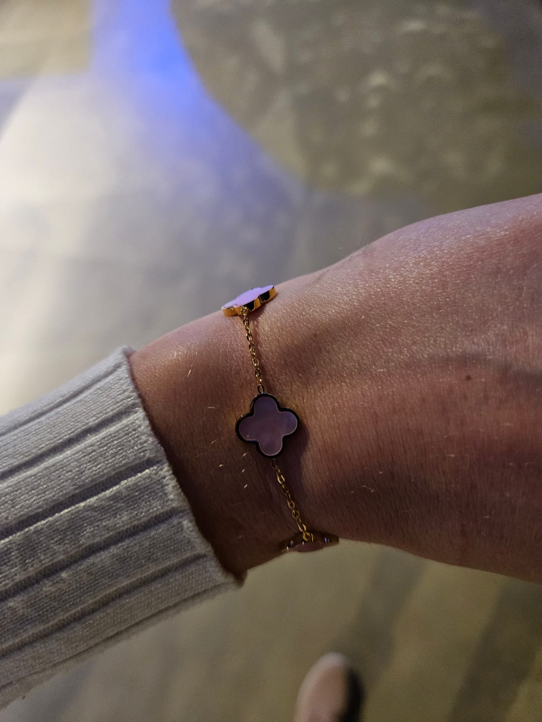 Customer photo review of Rosa Perlmutt Clover Armband | 18K vergoldet