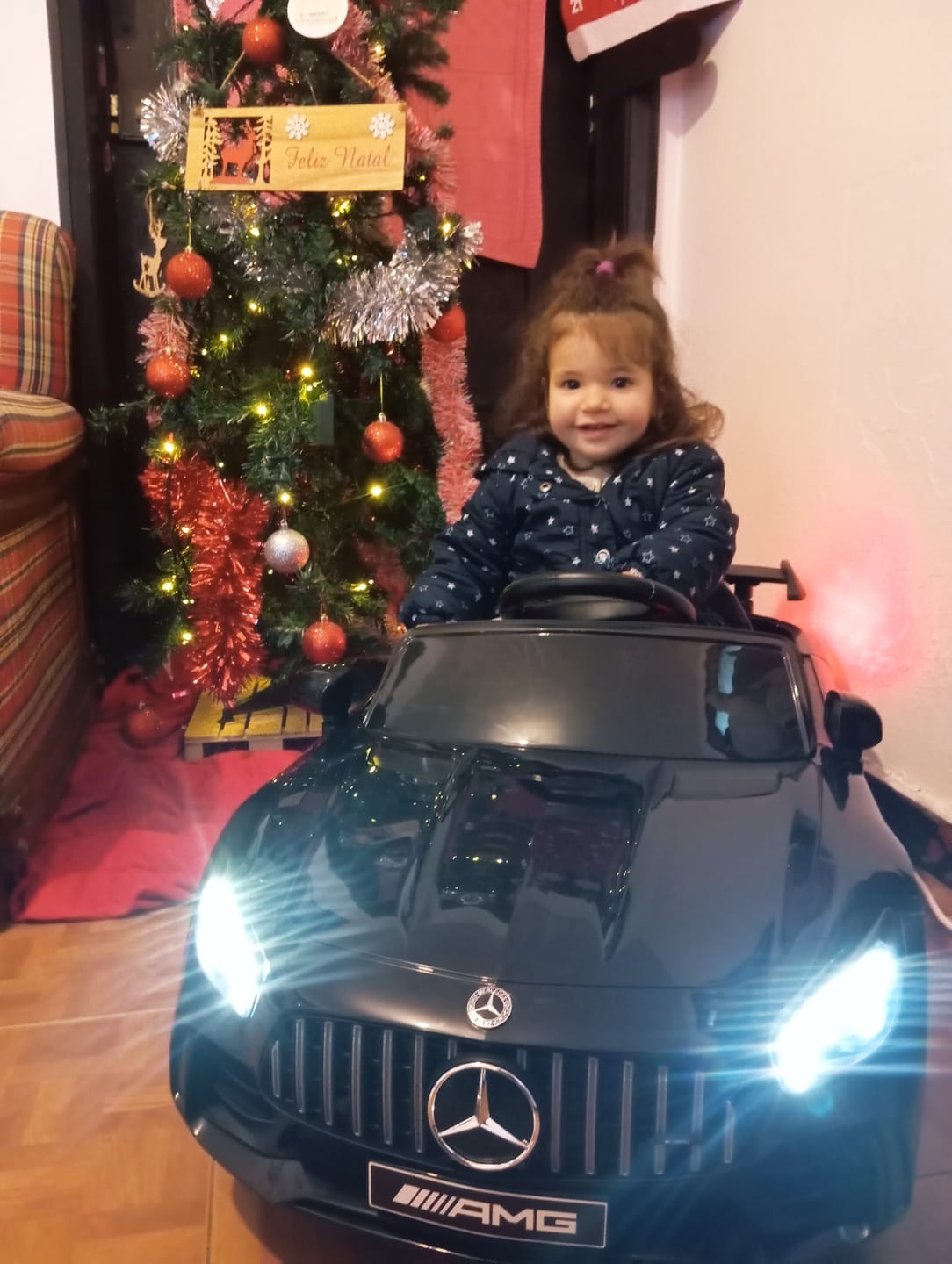 Customer photo review of Carro Elétrico para Criança MERCEDES GTR MINI 12v Preto c/ RODAS DE BORRACHA & ASSENTO EM PELE